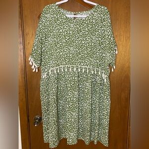 Green and White Cheetah Patterned Polyester Top  2x.